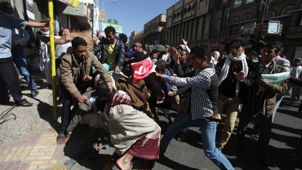 Supporters of the Houthi movement clash with anti-Houthi protesters during a rally in Sanaa January 24, 2015 - Sputnik International