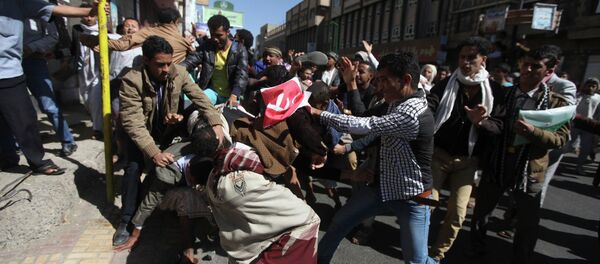 Supporters of the Houthi movement clash with anti-Houthi protesters during a rally in Sanaa January 24, 2015 - Sputnik International