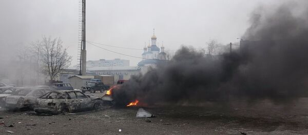 A car burns on the street after a shelling by pro-Russian rebels of a residential sector of Mariupol, eastern Ukraine, January 24, 2015 - Sputnik International