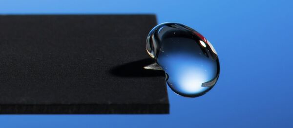 Scientists reveal supermetals able to repel water at no angle - Sputnik International