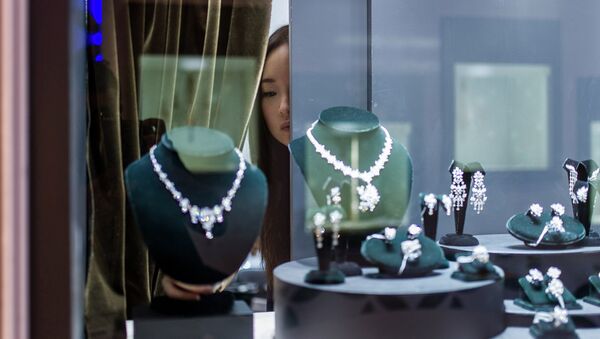 A vendor checks a display prior to the opening of the Hong Kong Jewellery and Gem fair at the convention and exhibition Centre on September 17, 2014 - Sputnik International