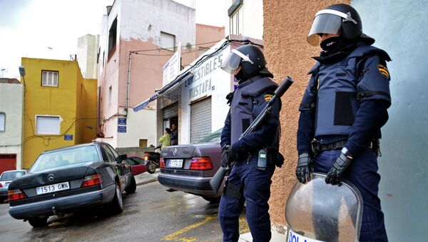 Policemen take part to an operation against a jihadist cell in the Spanish city of Melilla on March 14, 2014 - Sputnik International