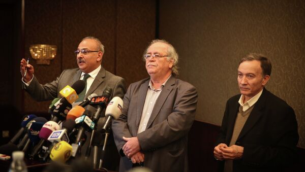 Syrian actor Jamal Suleiman (L), member of the National Coalition Fayez Sarah (C) and member of the regime-tolerated domestic National Coordination Committee for Democratic Change, Haytham Manna, attend a press conference held by various Syrian opposition factions on January 24, 2015 in the Egyptian capital Cairo - Sputnik International