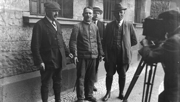 Fritz Haarmann (center) with police detectives, November, 1924 - Sputnik International