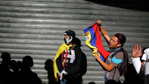Demonstrators who support the opposition shouts slogans near people who were lining outside a supermarket to buy basic goods when it closed shortly for the day due to the ongoing protest in Caracas January 24, 2015 - Sputnik International