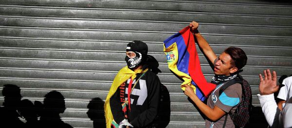 Demonstrators who support the opposition shouts slogans near people who were lining outside a supermarket to buy basic goods when it closed shortly for the day due to the ongoing protest in Caracas January 24, 2015 Demonstrators who support the opposition shouts slogans near people who were lining outside a supermarket to buy basic goods when it closed shortly for the day due to the ongoing protest in Caracas January 24, 2015 - Sputnik International