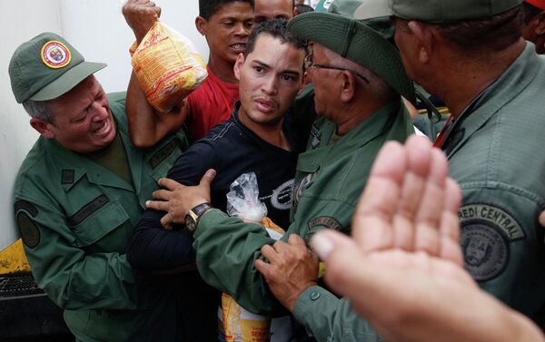 People argue with Venezuelan soldiers - Sputnik International