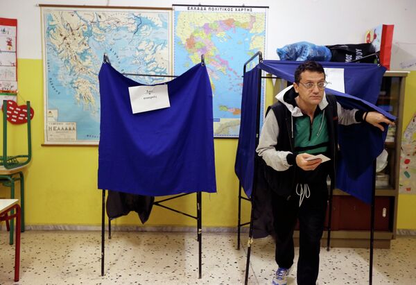 A man casts his vote at a polling station in Athens Sunday, Jan. 25, 2015 - Sputnik International