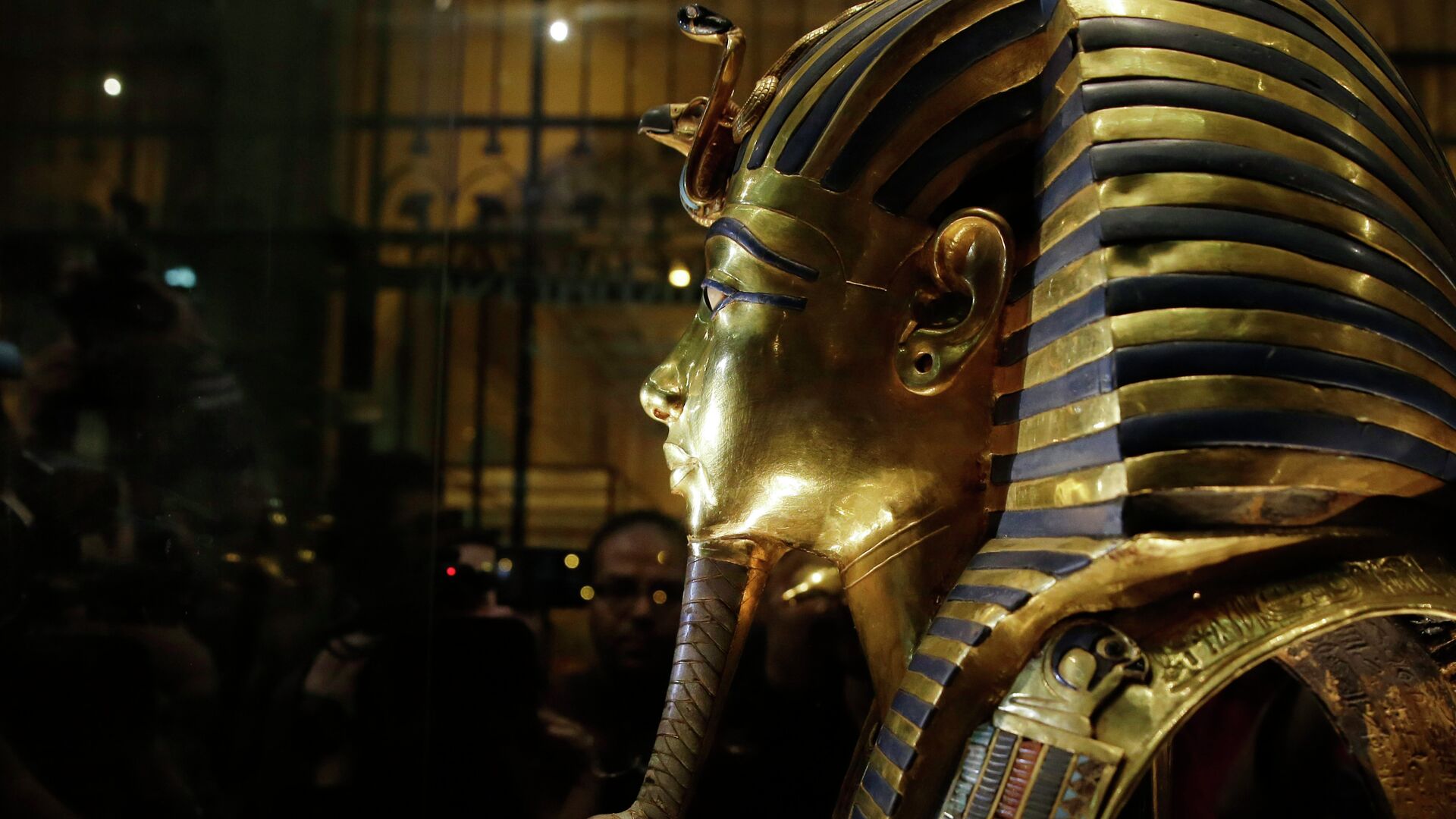 The gold mask of King Tutankhamun is seen in a glass case during a press tour, in the Egyptian Museum near Tahrir Square, Cairo, Egypt, Saturday, Jan. 24, 2015 - Sputnik International, 1920, 28.06.2021