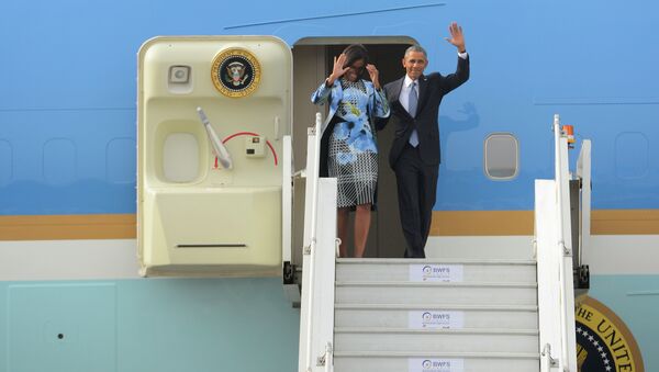 U.S. President Barack Obama and first lady Michelle Obama wave as they step out of Air Force One upon arrival at the Palam Air Force Station in New Delhi, India, Sunday, Jan. 25, 2015 - Sputnik International