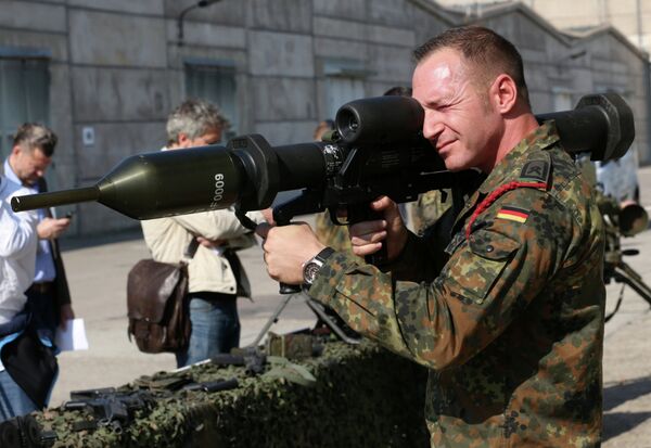 A member of the German army Bundeswehr presents a weapon which is part of a military aid for Iraq during a press event in Waren, northeastern Germany, Thursday, Sept. 18, 2014 A member of the German army Bundeswehr presents a weapon which is part of a military aid for Iraq during a press event in Waren, northeastern Germany, Thursday, Sept. 18, 2014 - Sputnik International