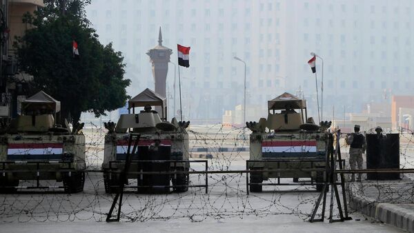 Armoured vehicles and barbed wire block an entrance to Tahrir Square during the 4th anniversary of the January 2011 uprising, in Cairo January 25, 2015 - Sputnik International