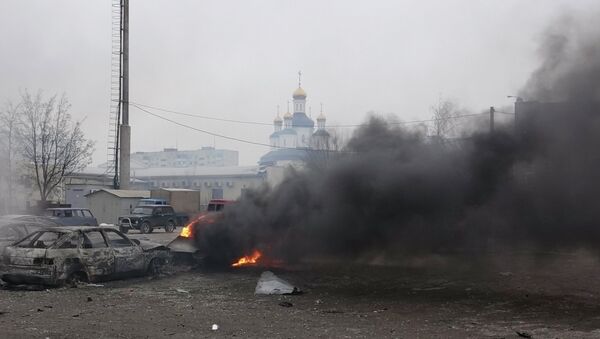 A car burns on the street after a shelling by pro-Russian rebels of a residential sector of Mariupol, eastern Ukraine, January 24, 2015 - Sputnik International