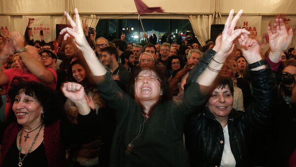 Supporters of the leftist SYRIZA Party celebrating their election victory in Athens, January 25, 2015 - Sputnik International