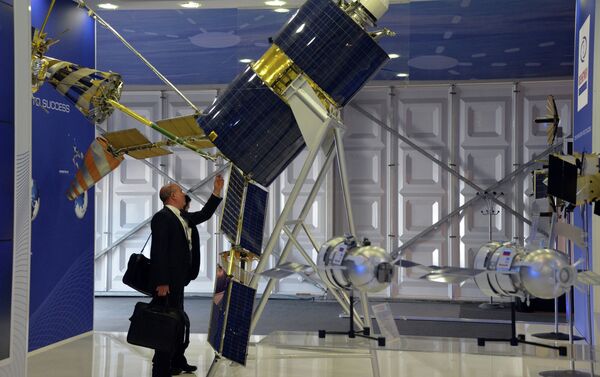 A Gonets-M satellite showcased at the Reshetnev Information Satellite Systems company's stand at the Farnborough International Airshow 2014 - Sputnik International
