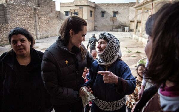 United Nations High Commissioner for Refugees (UNHCR) Special Envoy Angelina Jolie (2nd L) meets displaced Iraqis who are members of the minority Christian community, living in an abandoned school in Al Qosh, northern Iraq - Sputnik International