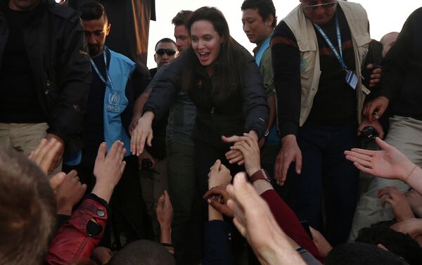 US actress and UNHCR ambassador Angelina Jolie (C) greets displaced Iraqi children during a visit to a camp for displaced people in Khanke, a few kilometres (miles) from the Turkish border in Iraq's Dohuk province - Sputnik International