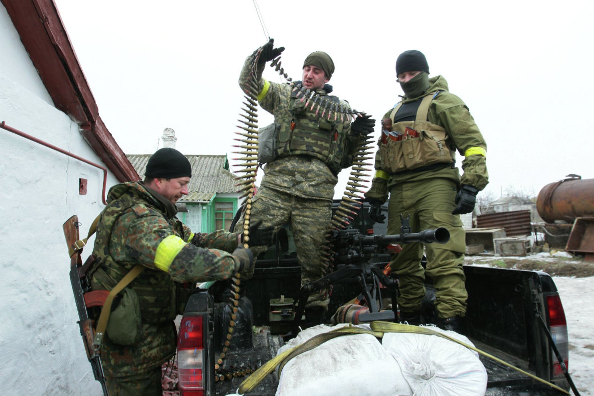 Ukrainian servicemen prepare their ammunition at a position on the frontline near the southern Ukrainian city of Mariupol on January 26, 2015. - Sputnik International, 1920, 14.02.2022