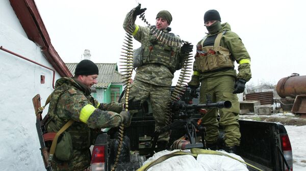 Ukrainian servicemen prepare their ammunition at a position on the frontline near the southern Ukrainian city of Mariupol on January 26, 2015. - Sputnik International