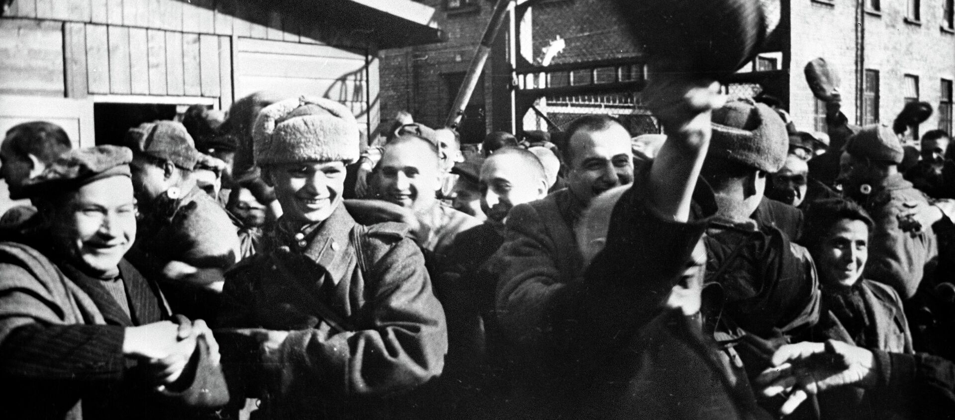 Second World War of 1939-1945. Prisoner's of Oswiecim at first minutes after they were released by Soviet soldiers. January of 1945. (File) - Sputnik International, 1920, 09.05.2018