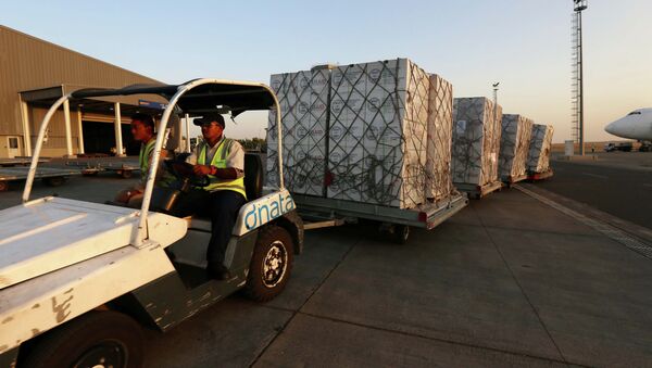 Airport personnel tow 60 tons of humanitarian supplies from USAID - Sputnik International