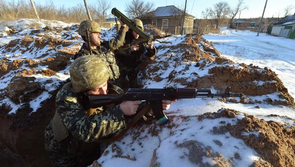 Ukrainian servicemen guard their position in the village of Luhanska, Luhansk region - Sputnik International
