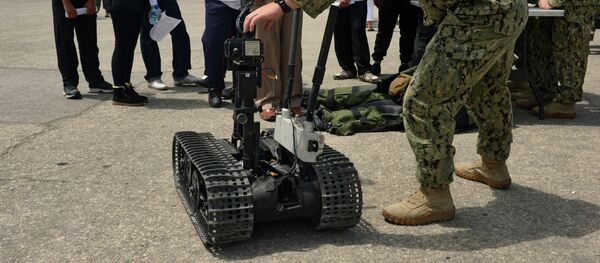 Explosive Ordnance Disposal Technician 2nd Class Blake Fletcher assigned to Commander, Task Group (CTG) 56.1, explains the capabilities of a bomb disposal robot. - Sputnik International