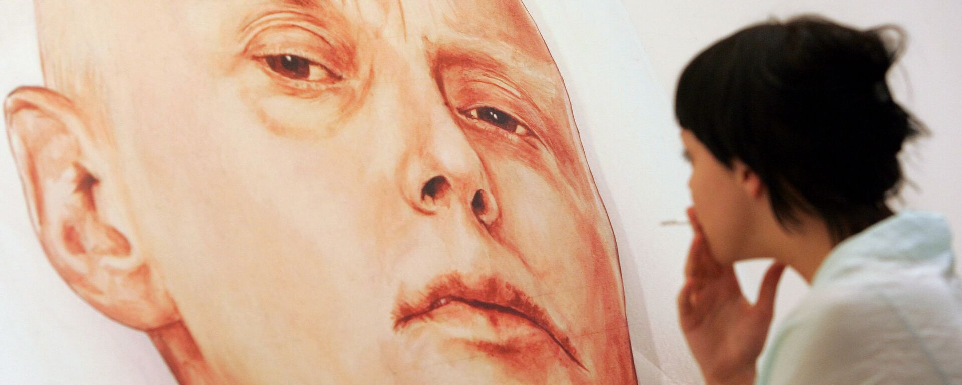An art gallery visitor looks at a painting showing Alexander Litvinenko - Sputnik International, 1920, 23.09.2016