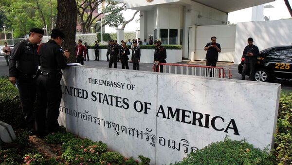 Police stand guard outside the US embassy in Bangkok - Sputnik International