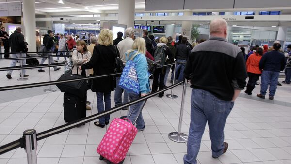 Travelers wait in line at the Manchester/Boston Regional Airport - Sputnik International