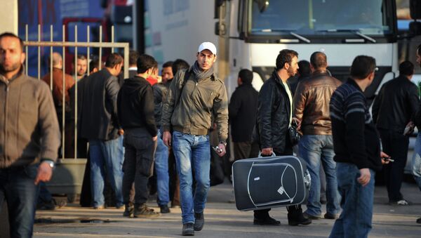 Syrians cross the Syrian border - Sputnik International
