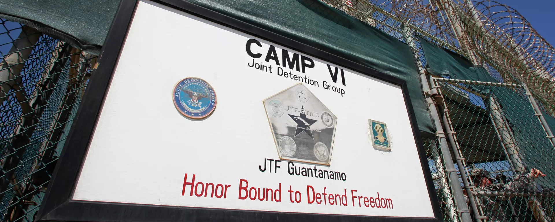 A guard opens the gate at the entrance to Camp VI, a prison used to house detainees at the US Naval Base at Guantanamo Bay - Sputnik International, 1920, 22.01.2020