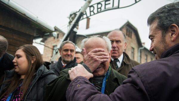 Holocaust survivor Mordechai Ronen (C) from the US is comforted by his son as he is overcome by emotion standing next to President of the World Jewish Congress Ronald Lauder (2nd R) as he arrives at the former Auschwitz concentration camp in Oswiecim - Sputnik International