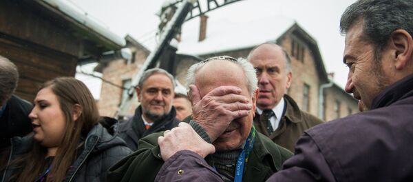 Holocaust survivor Mordechai Ronen (C) from the US is comforted by his son as he is overcome by emotion standing next to President of the World Jewish Congress Ronald Lauder (2nd R) as he arrives at the former Auschwitz concentration camp in Oswiecim Holocaust survivor Mordechai Ronen (C) from the US is comforted by his son as he is overcome by emotion standing next to President of the World Jewish Congress Ronald Lauder (2nd R) as he arrives at the former Auschwitz concentration camp in Oswiecim - Sputnik International