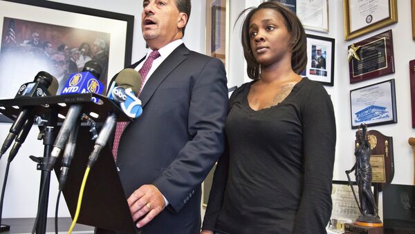 Attorney Scott Rynecki, left, and Kimberly Ballinger, the domestic partner of Akai Gurley and mother of his toddler daughter, hold a press conference, Thursday, Jan. 29, 2015 - Sputnik International