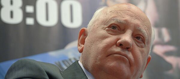 Mikhail Gorbachev meets with readers during presentation of his book After the Kremlin Mikhail Gorbachev meets with readers during presentation of his book After the Kremlin - Sputnik International