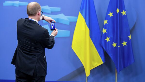 Ukrainian and EU flags - Sputnik International