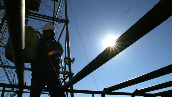 Oil experts work at the Khabbaz productive site, 320 north of Baghdad - Sputnik International