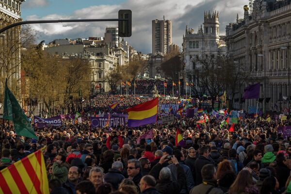 People wave Republican and Podemos party flags during a Podemos (We Can) party march in Madrid, Spain, Saturday, Jan. 31, 2015 People wave Republican and Podemos party flags during a Podemos (We Can) party march in Madrid, Spain, Saturday, Jan. 31, 2015 - Sputnik International