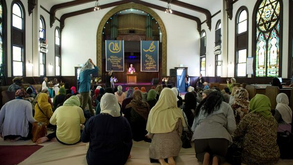 Muslim women kneel for the prayer service - Sputnik International