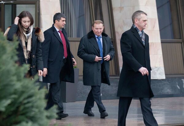 Former Ukrainian President Leonid Kuchma (2nd R) after arriving at Minsk's International Airport Former Ukrainian President Leonid Kuchma (2nd R) after arriving at Minsk's International Airport - Sputnik International