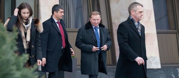 Former Ukrainian President Leonid Kuchma (2nd R) after arriving at Minsk's International Airport Former Ukrainian President Leonid Kuchma (2nd R) after arriving at Minsk's International Airport - Sputnik International