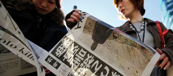 Women read an extra edition of a newspaper, which reported that Islamic State militants said they had beheaded Japanese journalist Kenji Goto, in Tokyo's Ginza district February 1, 2015 - Sputnik International