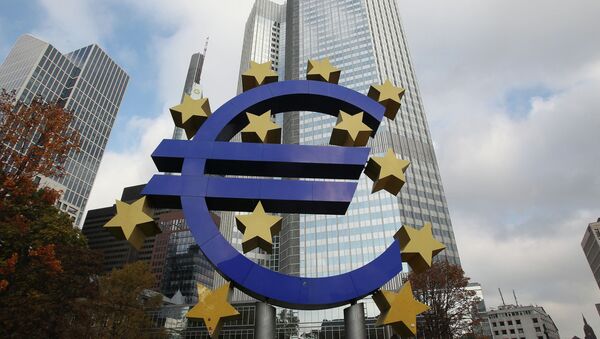 The EURO logo is pictured in front of the European Central Bank, ECB in Frankfurt/Main, central Germany, on November 6, 2014 - Sputnik International