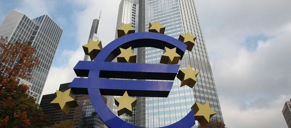 The EURO logo is pictured in front of the European Central Bank, ECB in Frankfurt/Main, central Germany, on November 6, 2014 - Sputnik International