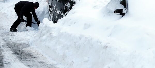 Max Gomez shovels his vehicle out at his home in Boston's Charlestown section, Wednesday, Jan. 28, 2015, one day after a blizzard dumped about two feet of snow in the city Max Gomez shovels his vehicle out at his home in Boston's Charlestown section, Wednesday, Jan. 28, 2015, one day after a blizzard dumped about two feet of snow in the city - Sputnik International