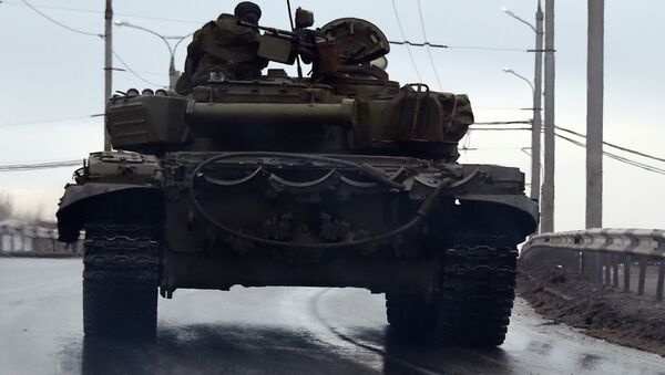 A tank drives in the center of the eastern city of Donetsk - Sputnik International