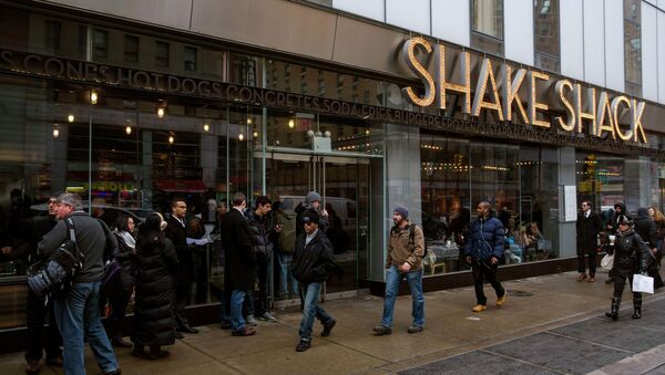 Customers line up to get into a Shake Shack store in New York - Sputnik International