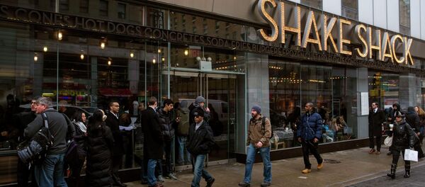 Customers line up to get into a Shake Shack store in New York - Sputnik International