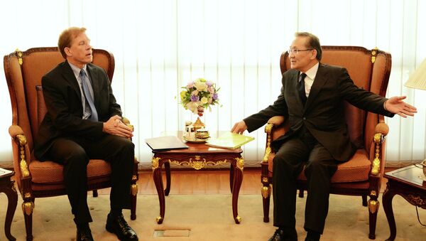 American charge d’affairs in Bangkok, W. Patrick Murphy, left, talks with Thai Deputy Foreign Minister Don Pramudwi during a meeting at the Foreign Ministry in Bangkok - Sputnik International